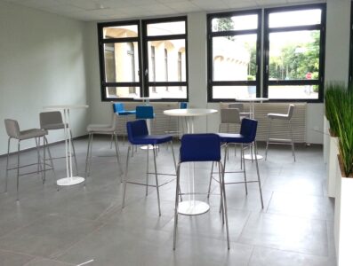 chaises hautes ou tabourets pour un espace convivial en entreprise