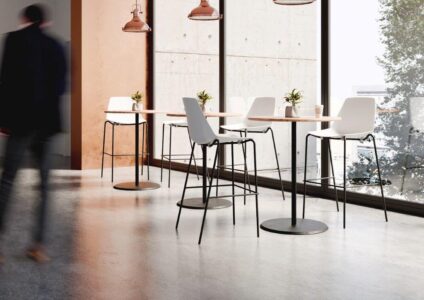chaises hautes ou tabourets pour un espace convivial en entreprise