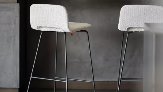 chaises hautes ou tabourets pour un espace convivial en entreprise
