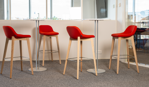 chaises hautes ou tabourets pour un espace convivial en entreprise