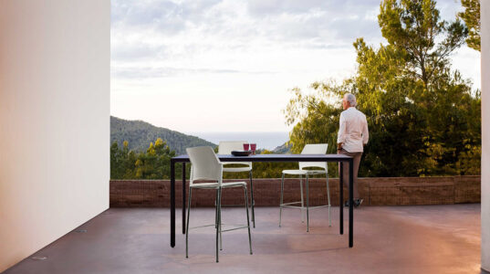 chaises hautes ou tabourets pour un espace convivial en entreprise