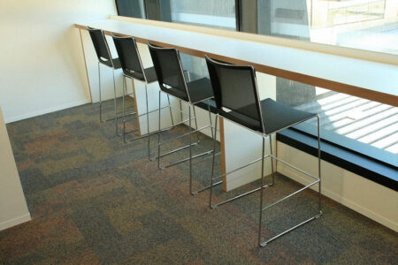chaises hautes ou tabourets pour un espace convivial en entreprise