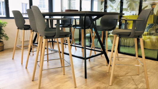 chaises hautes ou tabourets pour un espace convivial en entreprise