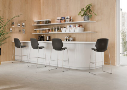 chaises hautes ou tabourets pour un espace convivial en entreprise