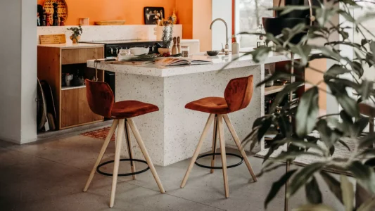 chaises hautes ou tabourets pour un espace convivial en entreprise