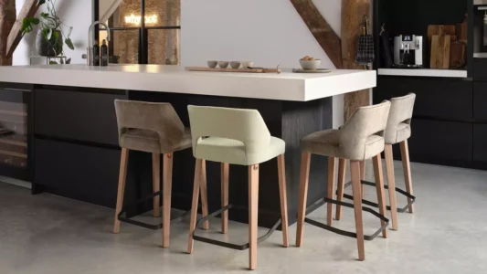 chaises hautes ou tabourets pour un espace convivial en entreprise
