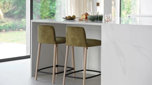 chaises hautes ou tabourets pour un espace convivial en entreprise
