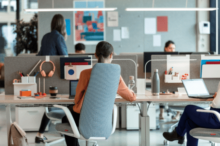 fauteuils de travail pour les collaborateurs d'une entreprise, idéal pour open space, coworking