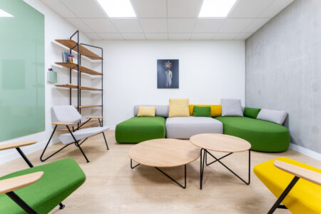 aménagement d'espaces et agencement de bureau du nouveau palais des sports de caen la mer : bureaux ergonomiques, assis-debout, sièges et fauteuils ergonomiques, cloisons acoustiques, conférence, réunion, salon VIP, chaises hautes, cafétéria, bar, direction