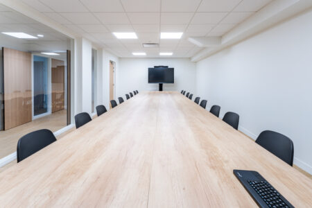 aménagement d'espaces et agencement de bureau du nouveau palais des sports de caen la mer : bureaux ergonomiques, assis-debout, sièges et fauteuils ergonomiques, cloisons acoustiques, conférence, réunion, salon VIP, chaises hautes, cafétéria, bar, direction
