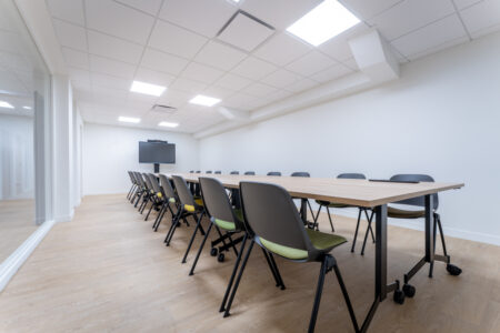aménagement d'espaces et agencement de bureau du nouveau palais des sports de caen la mer : bureaux ergonomiques, assis-debout, sièges et fauteuils ergonomiques, cloisons acoustiques, conférence, réunion, salon VIP, chaises hautes, cafétéria, bar, direction