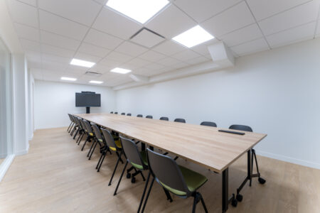 aménagement d'espaces et agencement de bureau du nouveau palais des sports de caen la mer : bureaux ergonomiques, assis-debout, sièges et fauteuils ergonomiques, cloisons acoustiques, conférence, réunion, salon VIP, chaises hautes, cafétéria, bar, direction