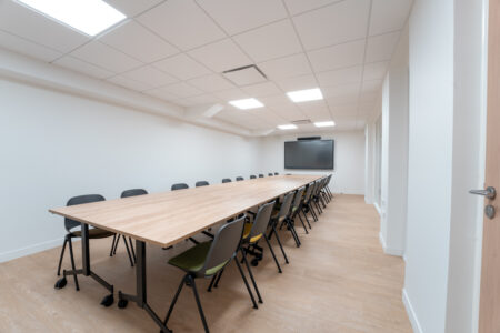 aménagement d'espaces et agencement de bureau du nouveau palais des sports de caen la mer : bureaux ergonomiques, assis-debout, sièges et fauteuils ergonomiques, cloisons acoustiques, conférence, réunion, salon VIP, chaises hautes, cafétéria, bar, direction