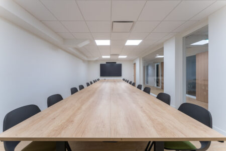 aménagement d'espaces et agencement de bureau du nouveau palais des sports de caen la mer : bureaux ergonomiques, assis-debout, sièges et fauteuils ergonomiques, cloisons acoustiques, conférence, réunion, salon VIP, chaises hautes, cafétéria, bar, direction