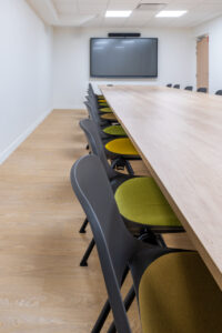 aménagement d'espaces et agencement de bureau du nouveau palais des sports de caen la mer : bureaux ergonomiques, assis-debout, sièges et fauteuils ergonomiques, cloisons acoustiques, conférence, réunion, salon VIP, chaises hautes, cafétéria, bar, direction