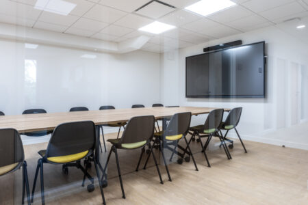 aménagement d'espaces et agencement de bureau du nouveau palais des sports de caen la mer : bureaux ergonomiques, assis-debout, sièges et fauteuils ergonomiques, cloisons acoustiques, conférence, réunion, salon VIP, chaises hautes, cafétéria, bar, direction