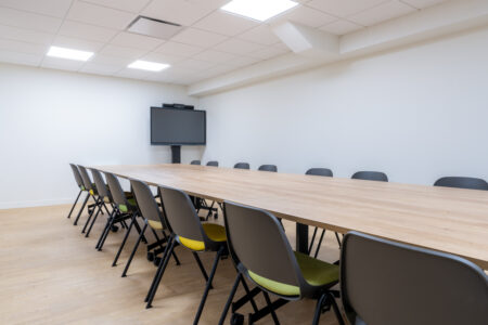 aménagement d'espaces et agencement de bureau du nouveau palais des sports de caen la mer : bureaux ergonomiques, assis-debout, sièges et fauteuils ergonomiques, cloisons acoustiques, conférence, réunion, salon VIP, chaises hautes, cafétéria, bar, direction