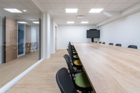 aménagement d'espaces et agencement de bureau du nouveau palais des sports de caen la mer : bureaux ergonomiques, assis-debout, sièges et fauteuils ergonomiques, cloisons acoustiques, conférence, réunion, salon VIP, chaises hautes, cafétéria, bar, direction