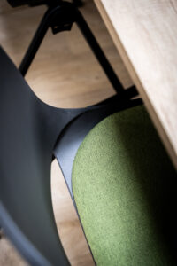 aménagement d'espaces et agencement de bureau du nouveau palais des sports de caen la mer : bureaux ergonomiques, assis-debout, sièges et fauteuils ergonomiques, cloisons acoustiques, conférence, réunion, salon VIP, chaises hautes, cafétéria, bar, direction