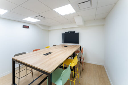 aménagement d'espaces et agencement de bureau du nouveau palais des sports de caen la mer : bureaux ergonomiques, assis-debout, sièges et fauteuils ergonomiques, cloisons acoustiques, conférence, réunion, salon VIP, chaises hautes, cafétéria, bar, direction