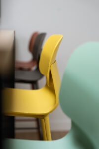 aménagement d'espaces et agencement de bureau du nouveau palais des sports de caen la mer : bureaux ergonomiques, assis-debout, sièges et fauteuils ergonomiques, cloisons acoustiques, conférence, réunion, salon VIP, chaises hautes, cafétéria, bar, direction