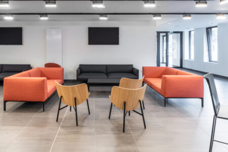 aménagement d'espaces et agencement de bureau du nouveau palais des sports de caen la mer : bureaux ergonomiques, assis-debout, sièges et fauteuils ergonomiques, cloisons acoustiques, conférence, réunion, salon VIP, chaises hautes, cafétéria, bar, direction