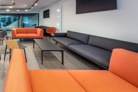 aménagement d'espaces et agencement de bureau du nouveau palais des sports de caen la mer : bureaux ergonomiques, assis-debout, sièges et fauteuils ergonomiques, cloisons acoustiques, conférence, réunion, salon VIP, chaises hautes, cafétéria, bar, direction