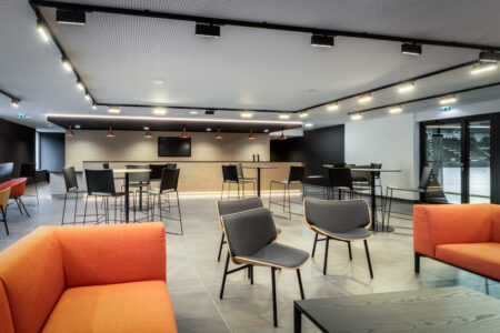 aménagement d'espaces et agencement de bureau du nouveau palais des sports de caen la mer : bureaux ergonomiques, assis-debout, sièges et fauteuils ergonomiques, cloisons acoustiques, conférence, réunion, salon VIP, chaises hautes, cafétéria, bar, direction