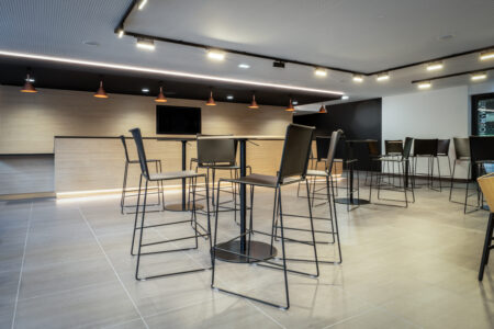aménagement d'espaces et agencement de bureau du nouveau palais des sports de caen la mer : bureaux ergonomiques, assis-debout, sièges et fauteuils ergonomiques, cloisons acoustiques, conférence, réunion, salon VIP, chaises hautes, cafétéria, bar, direction