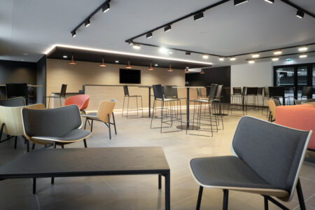 aménagement d'espaces et agencement de bureau du nouveau palais des sports de caen la mer : bureaux ergonomiques, assis-debout, sièges et fauteuils ergonomiques, cloisons acoustiques, conférence, réunion, salon VIP, chaises hautes, cafétéria, bar, direction