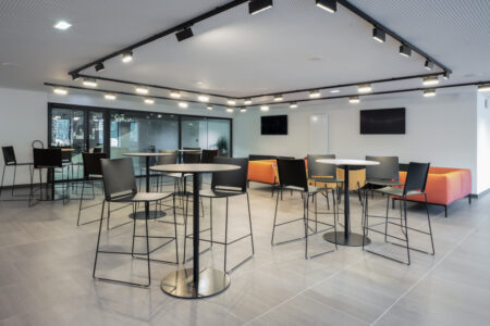 aménagement d'espaces et agencement de bureau du nouveau palais des sports de caen la mer : bureaux ergonomiques, assis-debout, sièges et fauteuils ergonomiques, cloisons acoustiques, conférence, réunion, salon VIP, chaises hautes, cafétéria, bar, direction