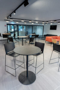 aménagement d'espaces et agencement de bureau du nouveau palais des sports de caen la mer : bureaux ergonomiques, assis-debout, sièges et fauteuils ergonomiques, cloisons acoustiques, conférence, réunion, salon VIP, chaises hautes, cafétéria, bar, direction