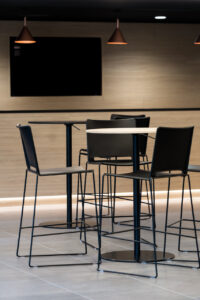aménagement d'espaces et agencement de bureau du nouveau palais des sports de caen la mer : bureaux ergonomiques, assis-debout, sièges et fauteuils ergonomiques, cloisons acoustiques, conférence, réunion, salon VIP, chaises hautes, cafétéria, bar, direction