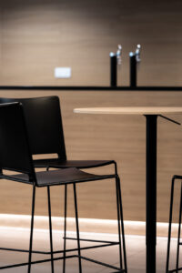 aménagement d'espaces et agencement de bureau du nouveau palais des sports de caen la mer : bureaux ergonomiques, assis-debout, sièges et fauteuils ergonomiques, cloisons acoustiques, conférence, réunion, salon VIP, chaises hautes, cafétéria, bar, direction