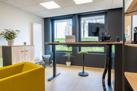 aménagement d'espaces et agencement de bureau du nouveau palais des sports de caen la mer : bureaux ergonomiques, assis-debout, sièges et fauteuils ergonomiques, cloisons acoustiques, conférence, réunion, salon VIP, chaises hautes, cafétéria, bar, direction