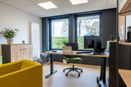 aménagement d'espaces et agencement de bureau du nouveau palais des sports de caen la mer : bureaux ergonomiques, assis-debout, sièges et fauteuils ergonomiques, cloisons acoustiques, conférence, réunion, salon VIP, chaises hautes, cafétéria, bar, direction