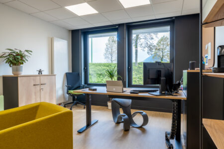 aménagement d'espaces et agencement de bureau du nouveau palais des sports de caen la mer : bureaux ergonomiques, assis-debout, sièges et fauteuils ergonomiques, cloisons acoustiques, conférence, réunion, salon VIP, chaises hautes, cafétéria, bar, direction