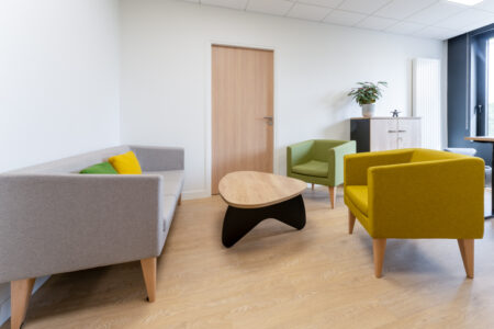 aménagement d'espaces et agencement de bureau du nouveau palais des sports de caen la mer : bureaux ergonomiques, assis-debout, sièges et fauteuils ergonomiques, cloisons acoustiques, conférence, réunion, salon VIP, chaises hautes, cafétéria, bar, direction