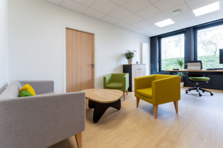 aménagement d'espaces et agencement de bureau du nouveau palais des sports de caen la mer : bureaux ergonomiques, assis-debout, sièges et fauteuils ergonomiques, cloisons acoustiques, conférence, réunion, salon VIP, chaises hautes, cafétéria, bar, direction