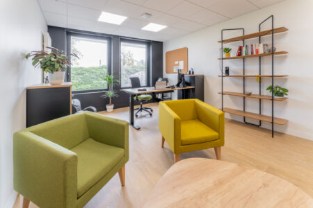 aménagement d'espaces et agencement de bureau du nouveau palais des sports de caen la mer : bureaux ergonomiques, assis-debout, sièges et fauteuils ergonomiques, cloisons acoustiques, conférence, réunion, salon VIP, chaises hautes, cafétéria, bar, direction