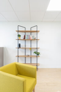 aménagement d'espaces et agencement de bureau du nouveau palais des sports de caen la mer : bureaux ergonomiques, assis-debout, sièges et fauteuils ergonomiques, cloisons acoustiques, conférence, réunion, salon VIP, chaises hautes, cafétéria, bar, direction