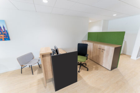 aménagement d'espaces et agencement de bureau du nouveau palais des sports de caen la mer : bureaux ergonomiques, assis-debout, sièges et fauteuils ergonomiques, cloisons acoustiques, conférence, réunion, salon VIP, chaises hautes, cafétéria, bar, direction