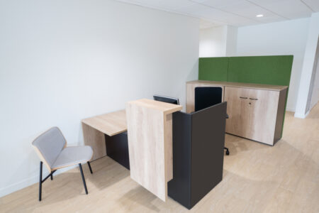 aménagement d'espaces et agencement de bureau du nouveau palais des sports de caen la mer : bureaux ergonomiques, assis-debout, sièges et fauteuils ergonomiques, cloisons acoustiques, conférence, réunion, salon VIP, chaises hautes, cafétéria, bar, direction