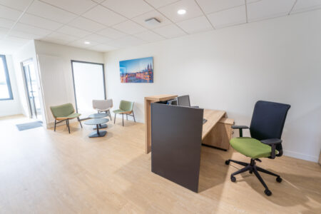 aménagement d'espaces et agencement de bureau du nouveau palais des sports de caen la mer : bureaux ergonomiques, assis-debout, sièges et fauteuils ergonomiques, cloisons acoustiques, conférence, réunion, salon VIP, chaises hautes, cafétéria, bar, direction