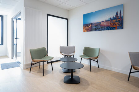 aménagement d'espaces et agencement de bureau du nouveau palais des sports de caen la mer : bureaux ergonomiques, assis-debout, sièges et fauteuils ergonomiques, cloisons acoustiques, conférence, réunion, salon VIP, chaises hautes, cafétéria, bar, direction