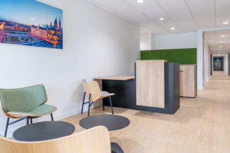 aménagement d'espaces et agencement de bureau du nouveau palais des sports de caen la mer : bureaux ergonomiques, assis-debout, sièges et fauteuils ergonomiques, cloisons acoustiques, conférence, réunion, salon VIP, chaises hautes, cafétéria, bar, direction