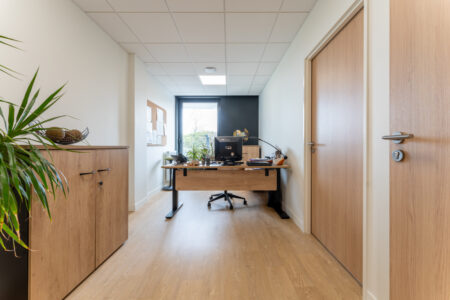 aménagement d'espaces et agencement de bureau du nouveau palais des sports de caen la mer : bureaux ergonomiques, assis-debout, sièges et fauteuils ergonomiques, cloisons acoustiques, conférence, réunion, salon VIP, chaises hautes, cafétéria, bar, direction