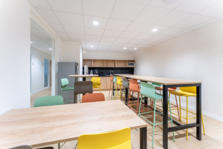 aménagement d'espaces et agencement de bureau du nouveau palais des sports de caen la mer : bureaux ergonomiques, assis-debout, sièges et fauteuils ergonomiques, cloisons acoustiques, conférence, réunion, salon VIP, chaises hautes, cafétéria, bar, direction