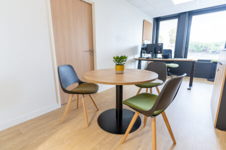 aménagement d'espaces et agencement de bureau du nouveau palais des sports de caen la mer : bureaux ergonomiques, assis-debout, sièges et fauteuils ergonomiques, cloisons acoustiques, conférence, réunion, salon VIP, chaises hautes, cafétéria, bar, direction