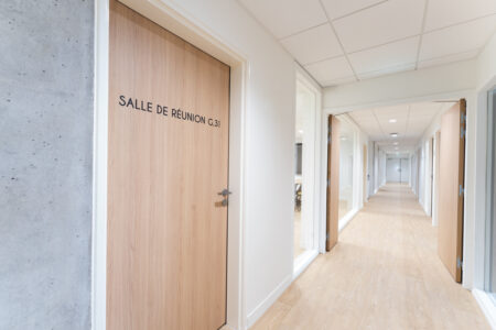 aménagement d'espaces et agencement de bureau du nouveau palais des sports de caen la mer : bureaux ergonomiques, assis-debout, sièges et fauteuils ergonomiques, cloisons acoustiques, conférence, réunion, salon VIP, chaises hautes, cafétéria, bar, direction